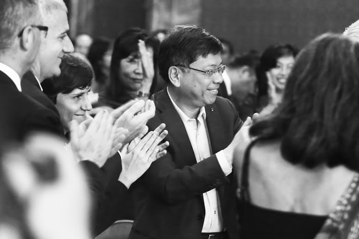 Mr. Chu (C) welcomes distinguished guests at the gala dinner.